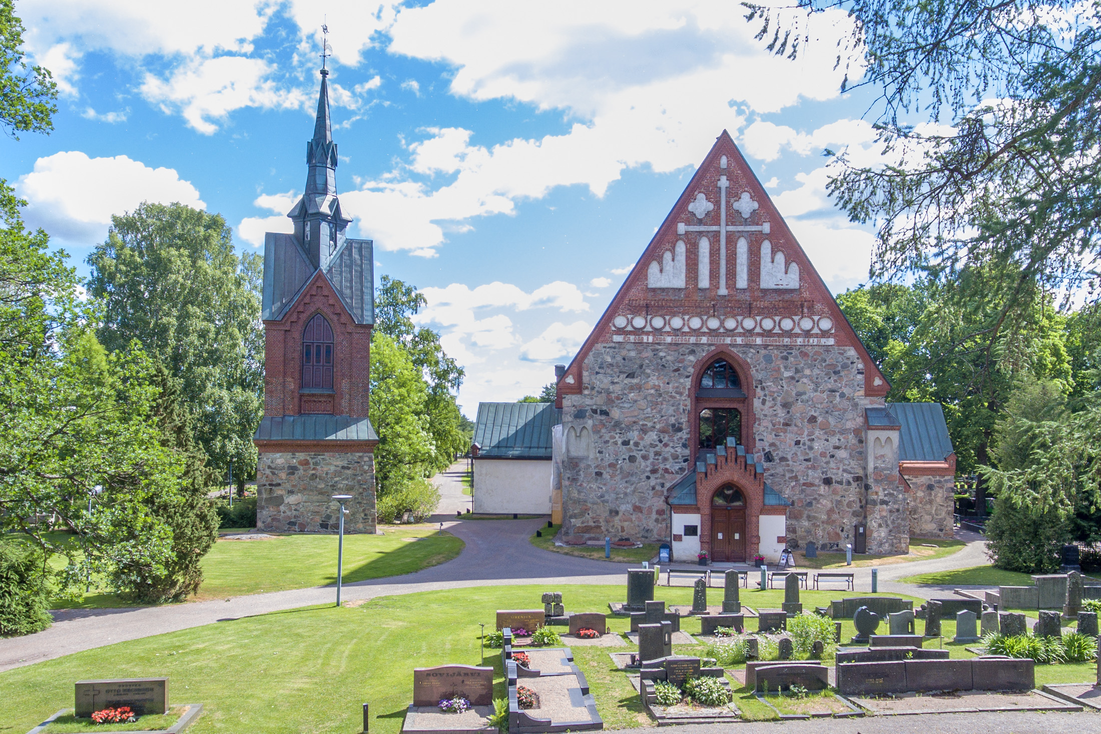 Foto av Helsinge kyrka S:t Lars sett från luften.