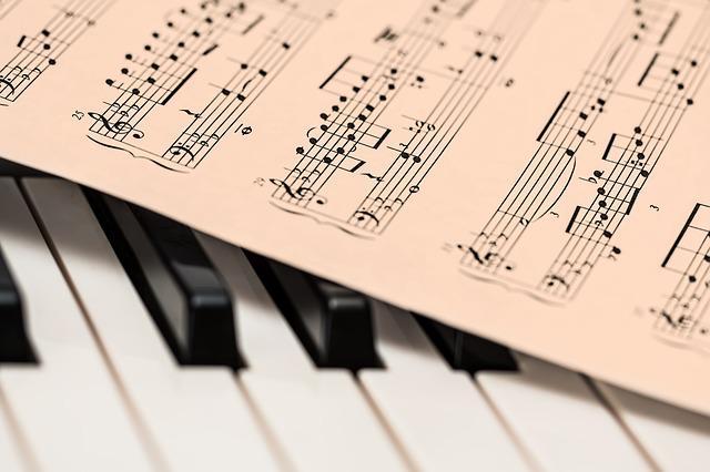 Noter som ligger på ett piano.