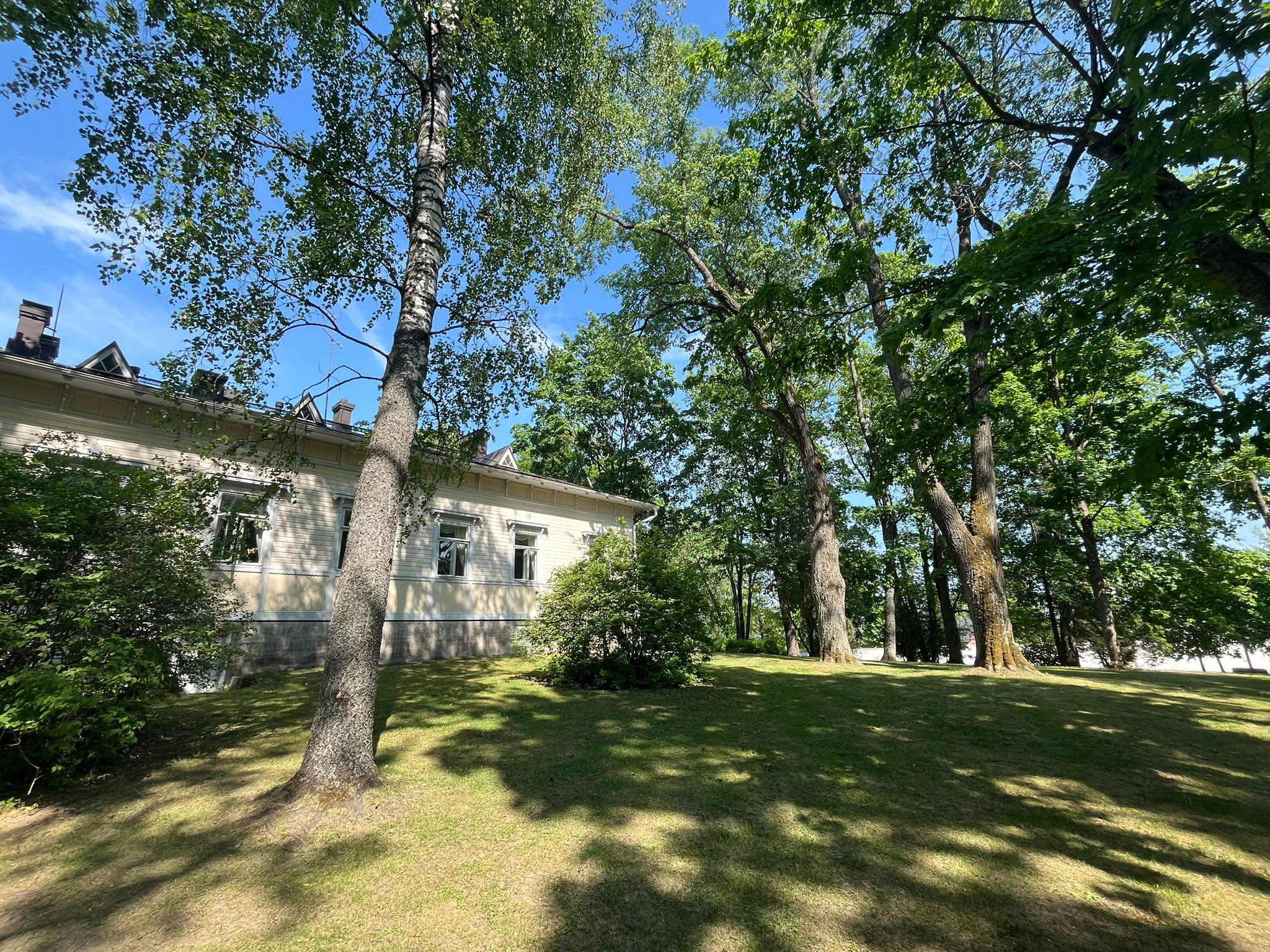 Prostgården i solens sken.