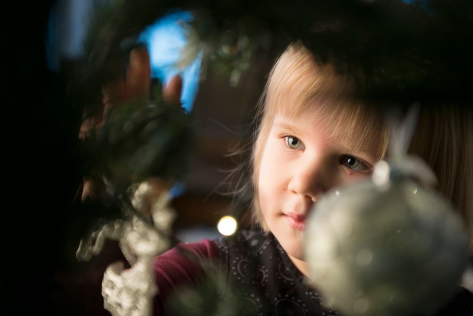 Ett barn med en julgran.
