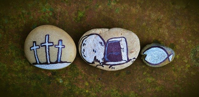 Musikandakt Tre målade stenar med kors, sten, bibel och bröd.