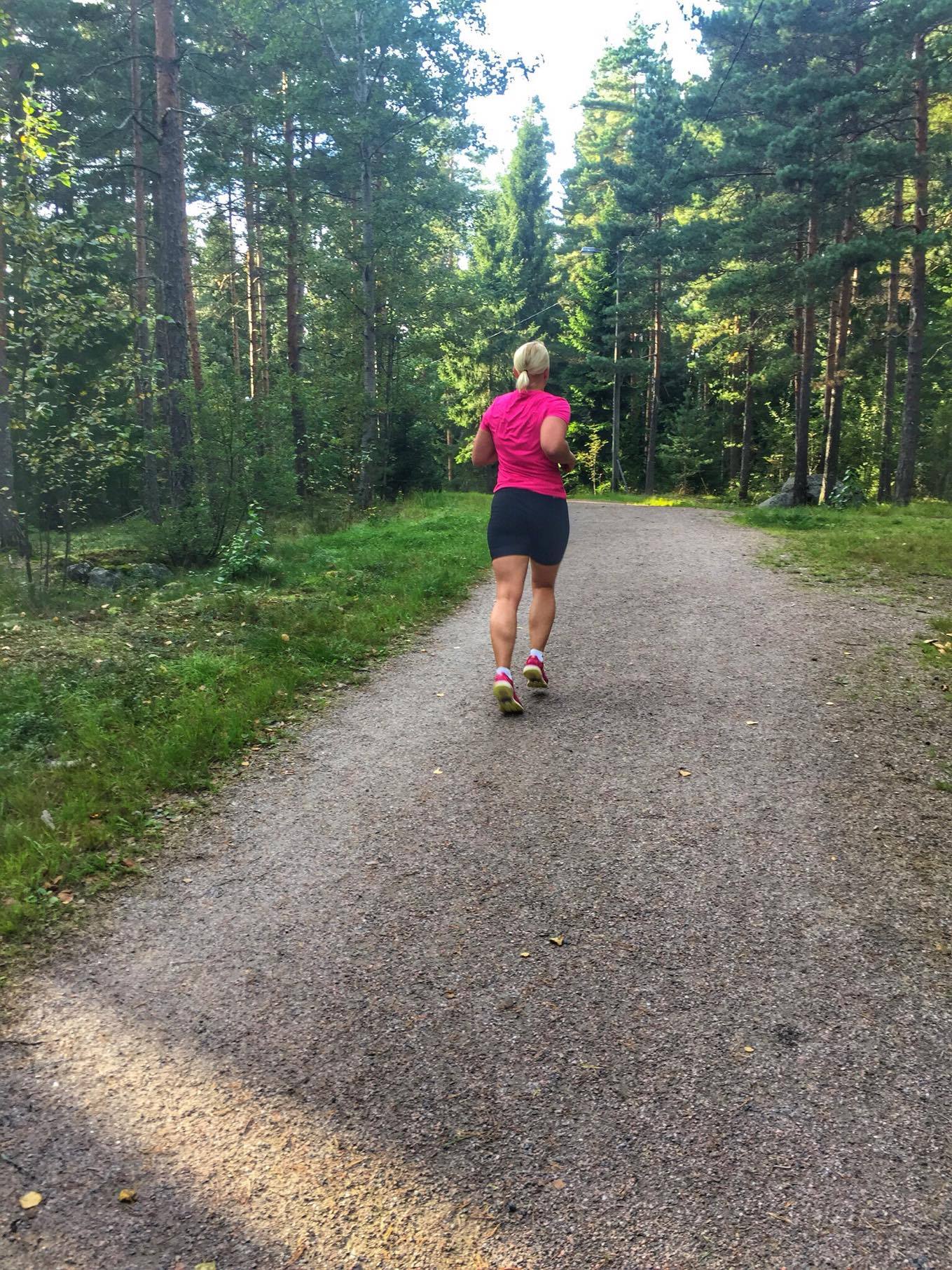 Gå eller spring för äldre! Ljushårig flicka springer på en sandväg