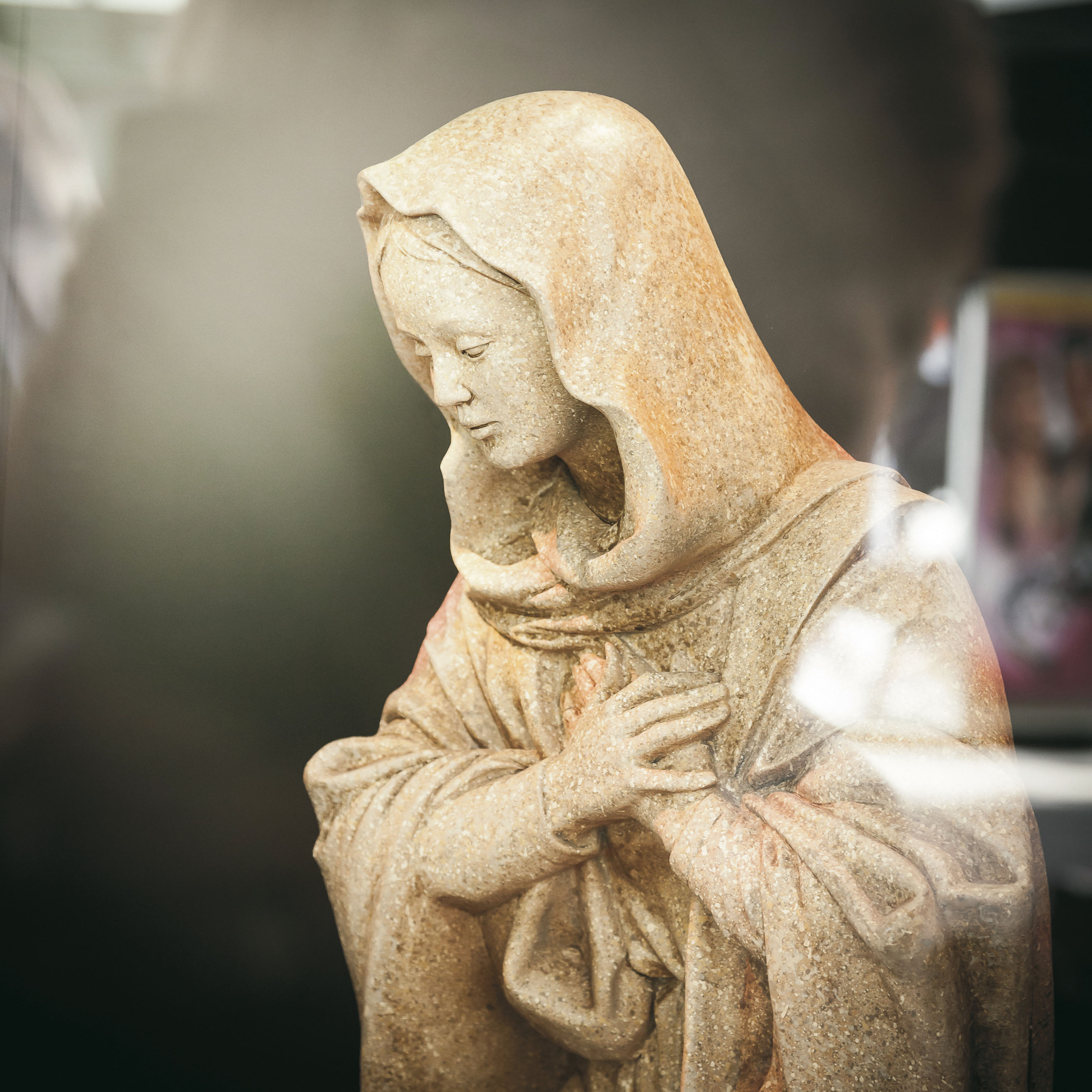 En staty av Maria som har sin hand på sitt hjärta.