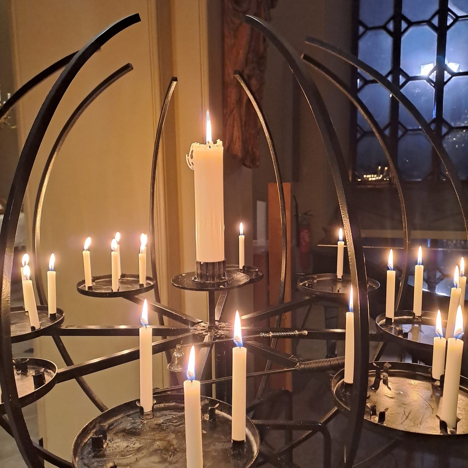 många ljus i Helsinge kyrka S:t Lars