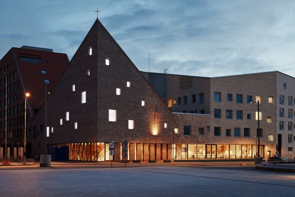 Hosianna mässa tillsammans med Tikkurilan seurakunta Bild: Tikkurilan kirkko, foto; Kirkon kuvapankki - Tuomas Uusheimo