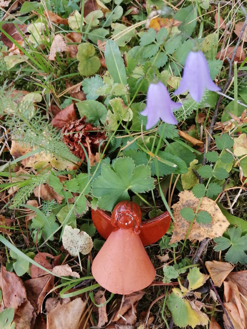 Välkommen på högmässa. Välkommen på högmässa. Keramikängel.