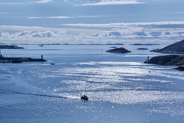 Högmässa - Kyrkoherde Martin Fagerudds avskedspredikan Solig skärgårdsbild med båt.