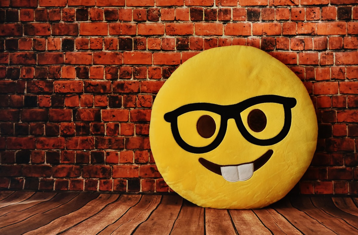 After-School häng Smiley kudde mot en vägg av tegel