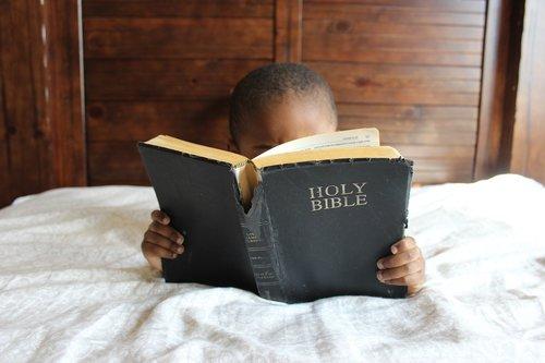Barn som läser bibel.