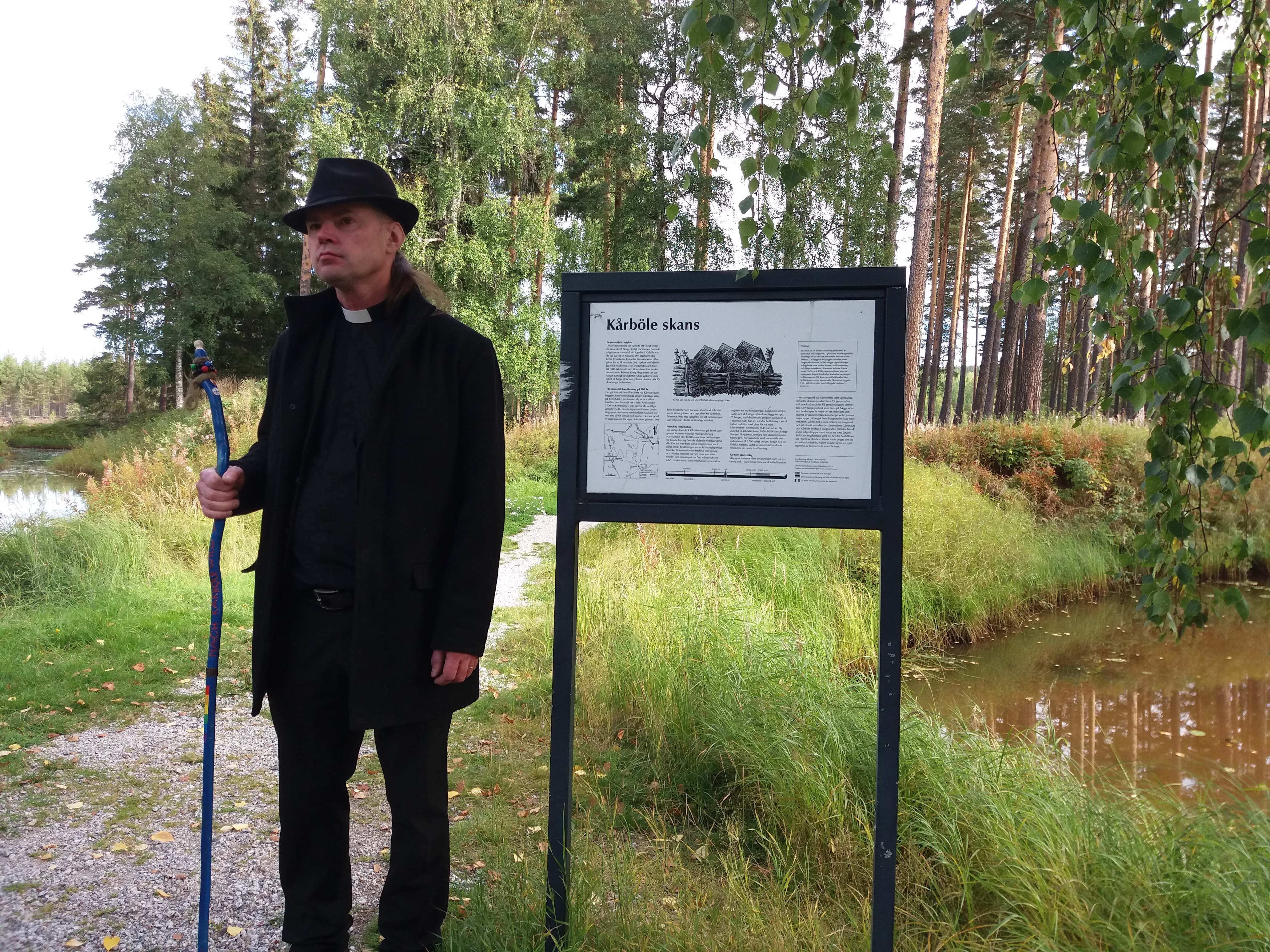 Mattias Haglund står med vandringsstav vid Kårböle skans.
