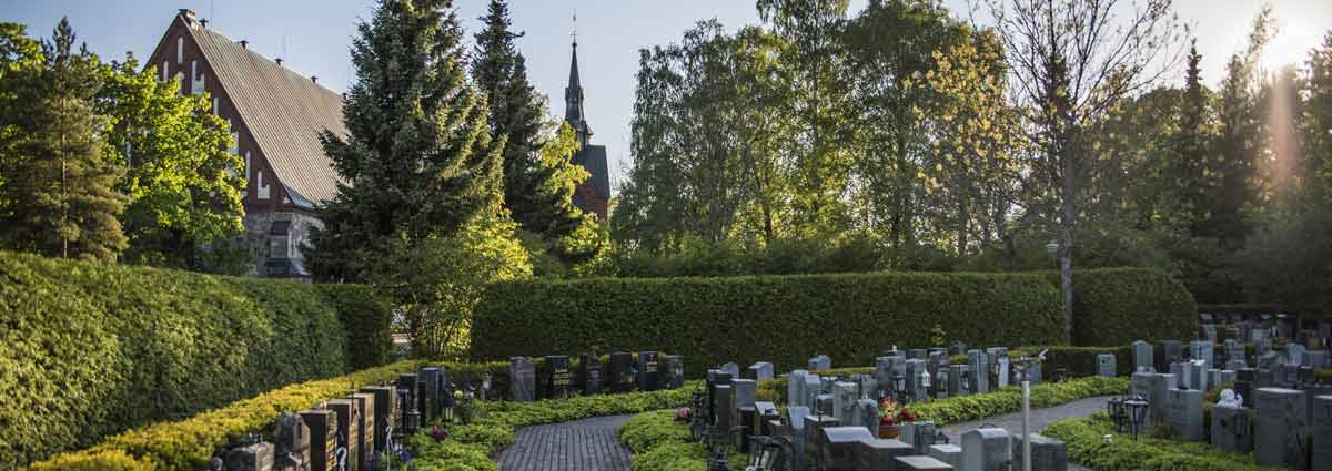 Begravningsplatsen invid Helsinge kyrka S:t Lars.