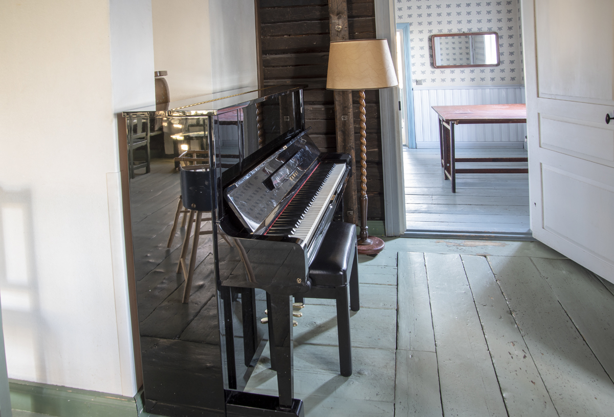 Bagarstugans interiör piano i stora rummet
